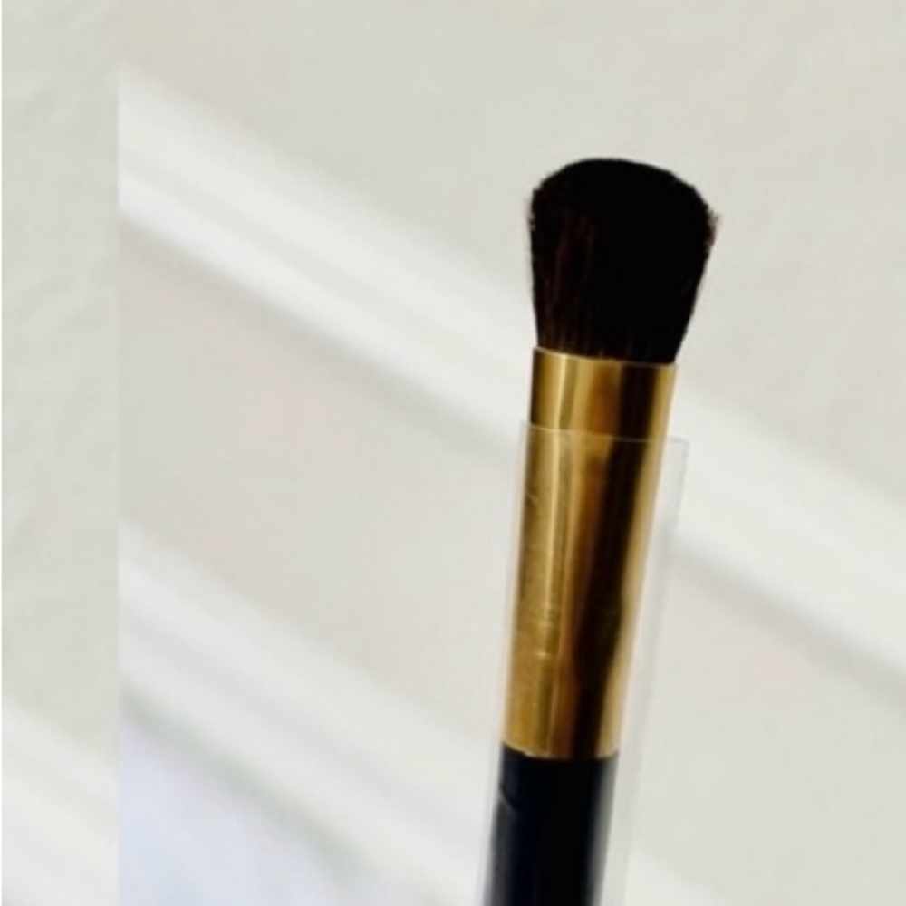 🆕 No Tag, Estée Lauder Small Eye Shadow Brush. Part of seasonal collection.